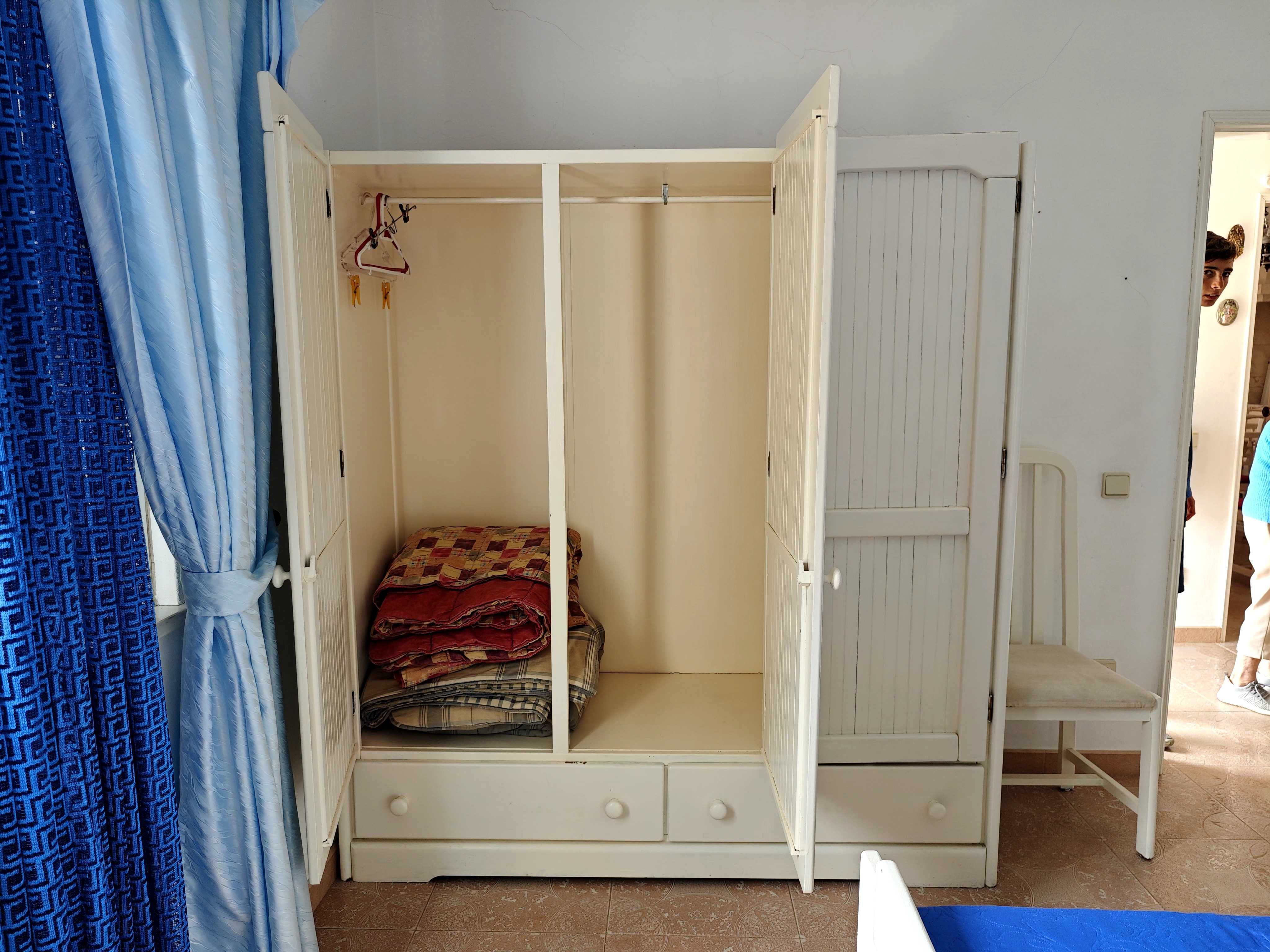 Mobilia de quarto (Cama, colchão, mesa de cabeceira, cómoda, roupeiro)