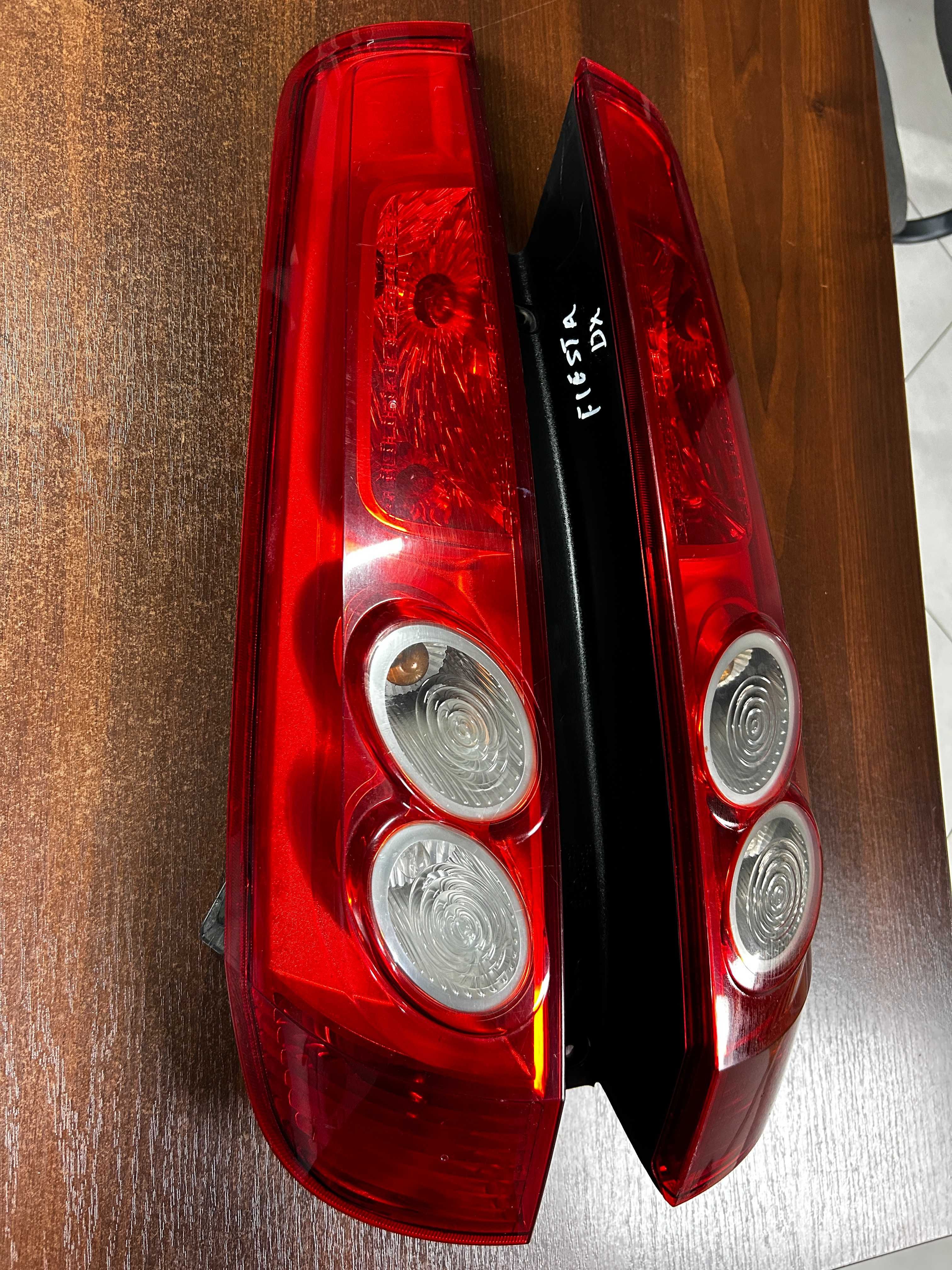 лівий ліхтарь задній правий лівий стопи Ford Fiesta 3 дверна 2005-2010