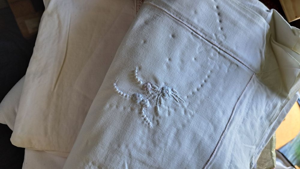 Lençóis brancos renda e bordados