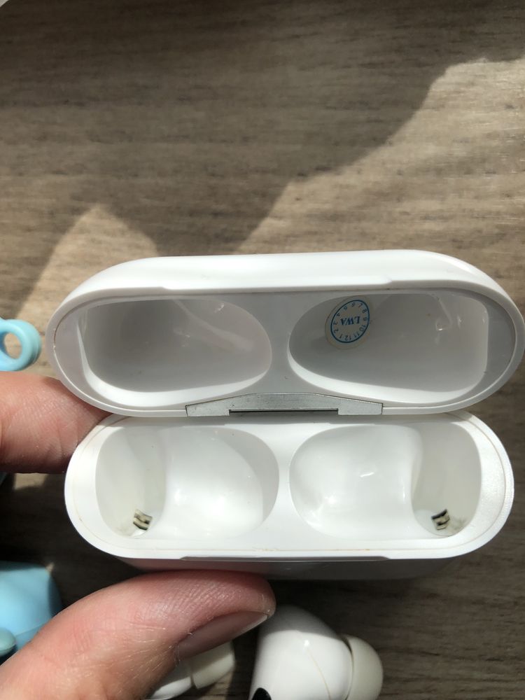 Airpods Pro та чохол