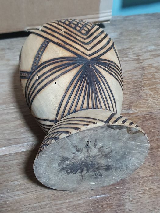Pote de Madeira com Padrão Étnico Origem Angola
