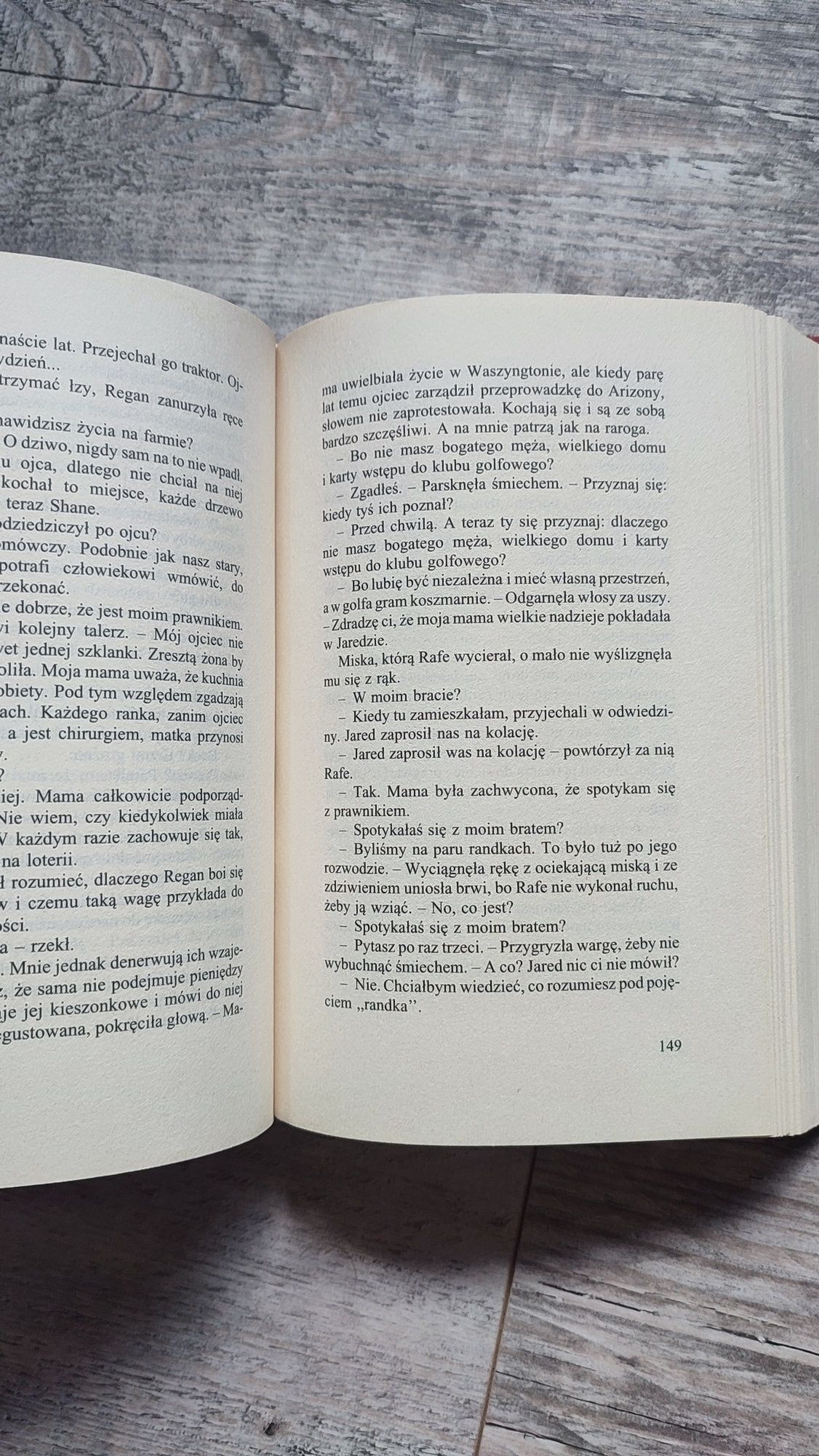 Nora Roberts Dom duchów, Szepty przeszłości