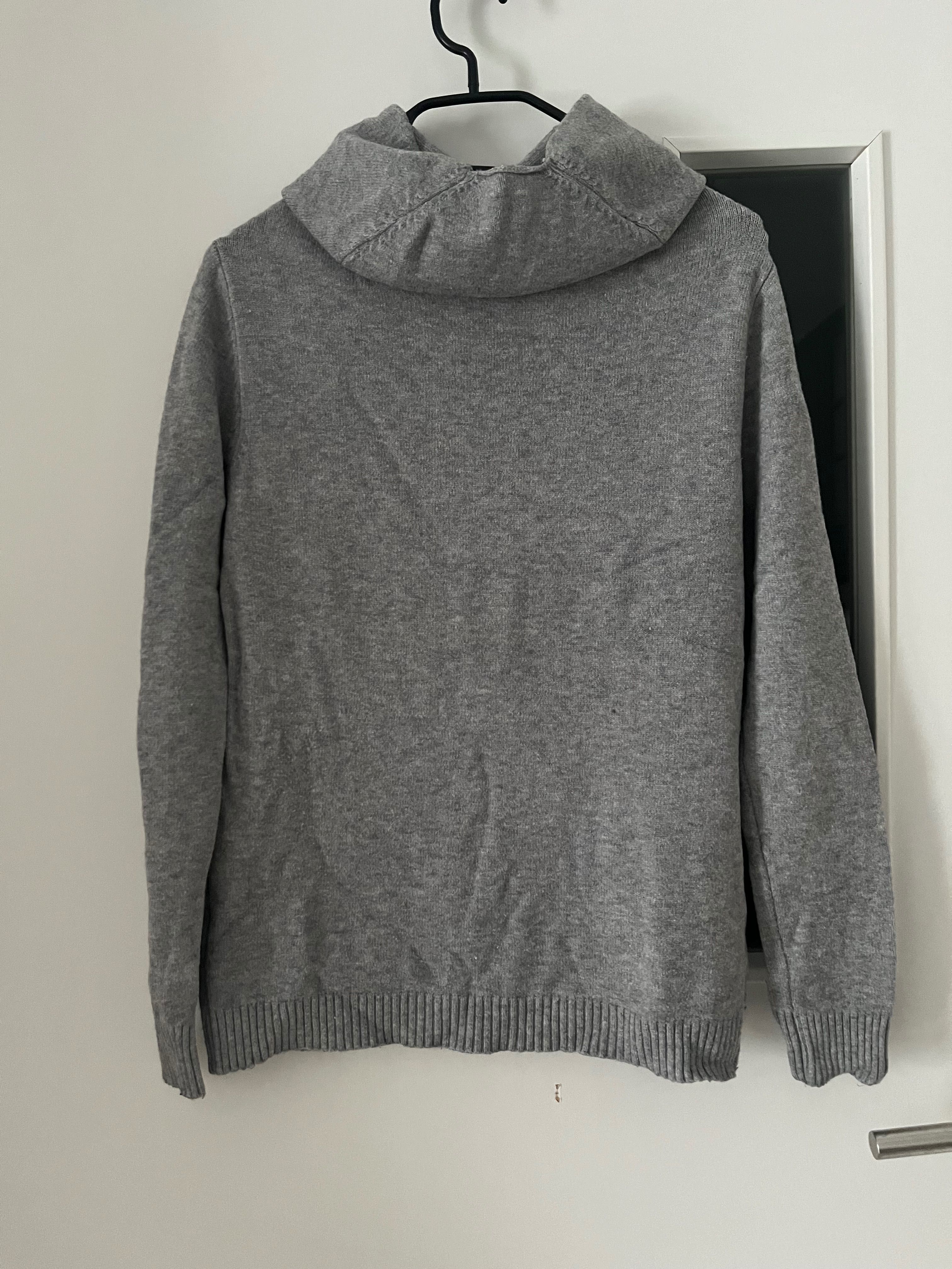 Sweter z kapturem i kieszeniami S/M