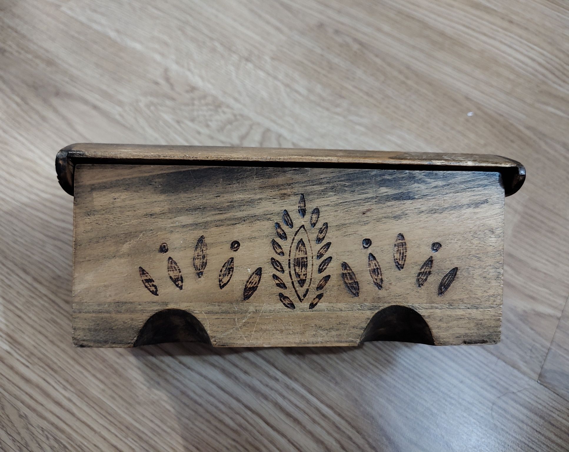 Stara drewniana skrzyneczka szkatułka