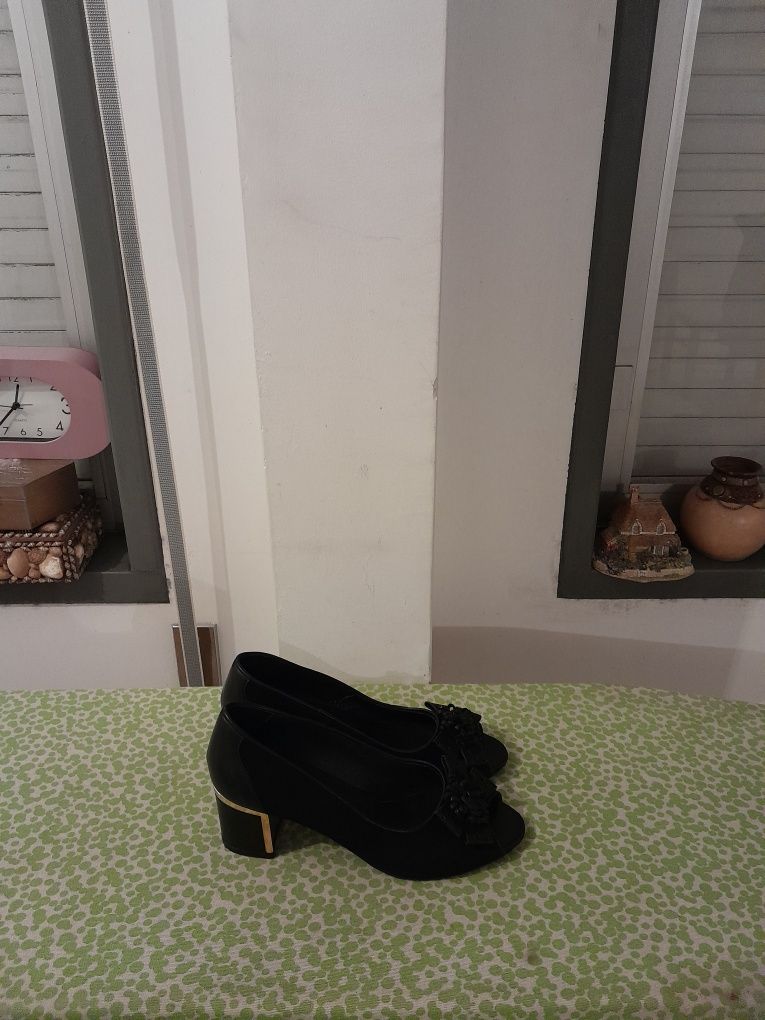 Vendo Sapatos de Senhora ORIANA muito bonitos como novos