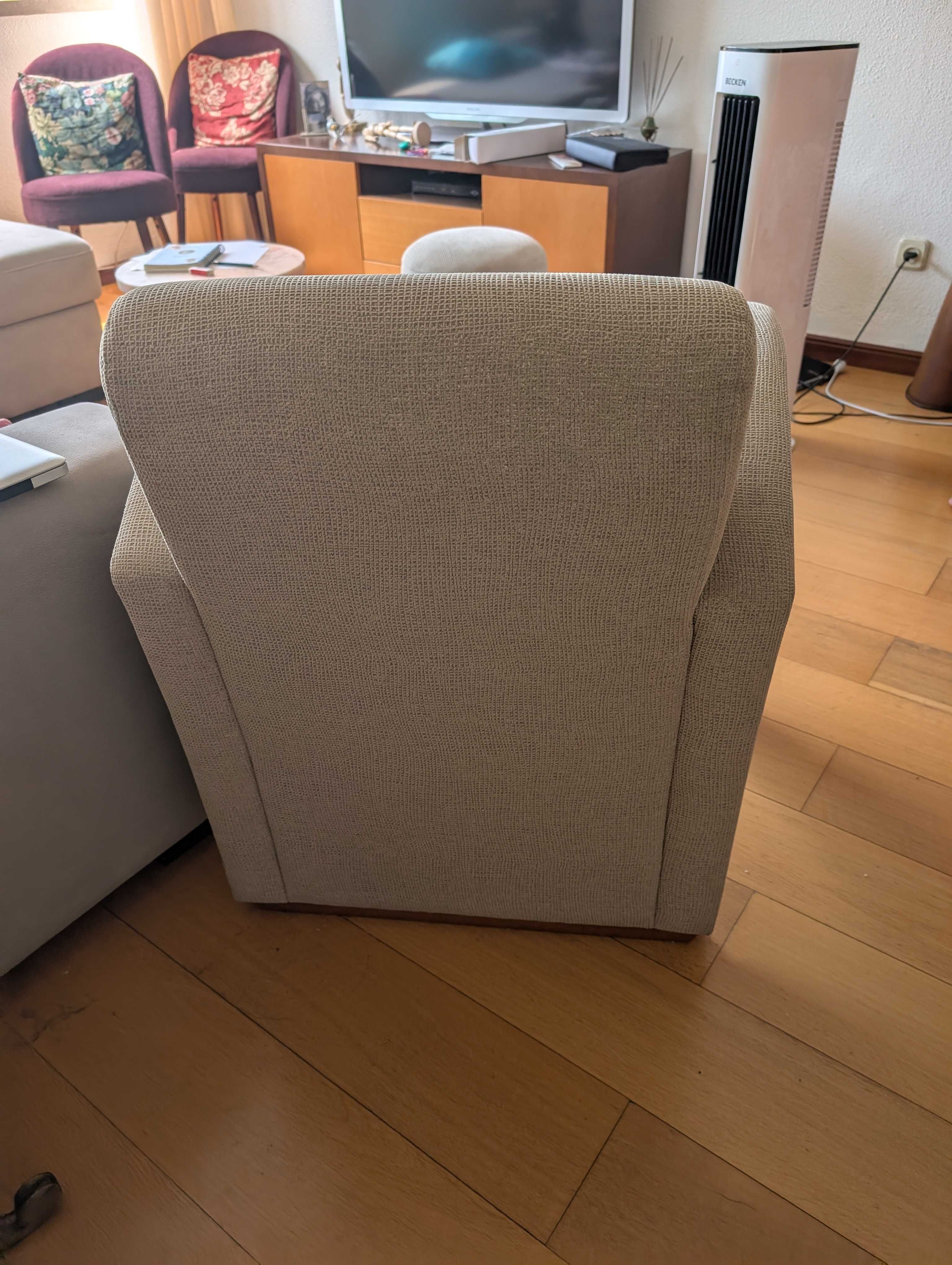 Poltrona com repouso para pés