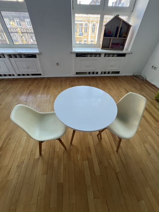 Дитячий стіл та стільчики