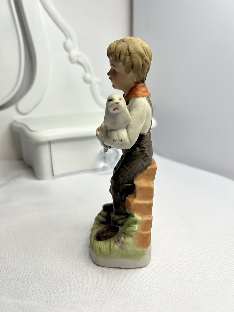 Figurka ceramiczna,  chłopiec z pieskiem nr.6620
