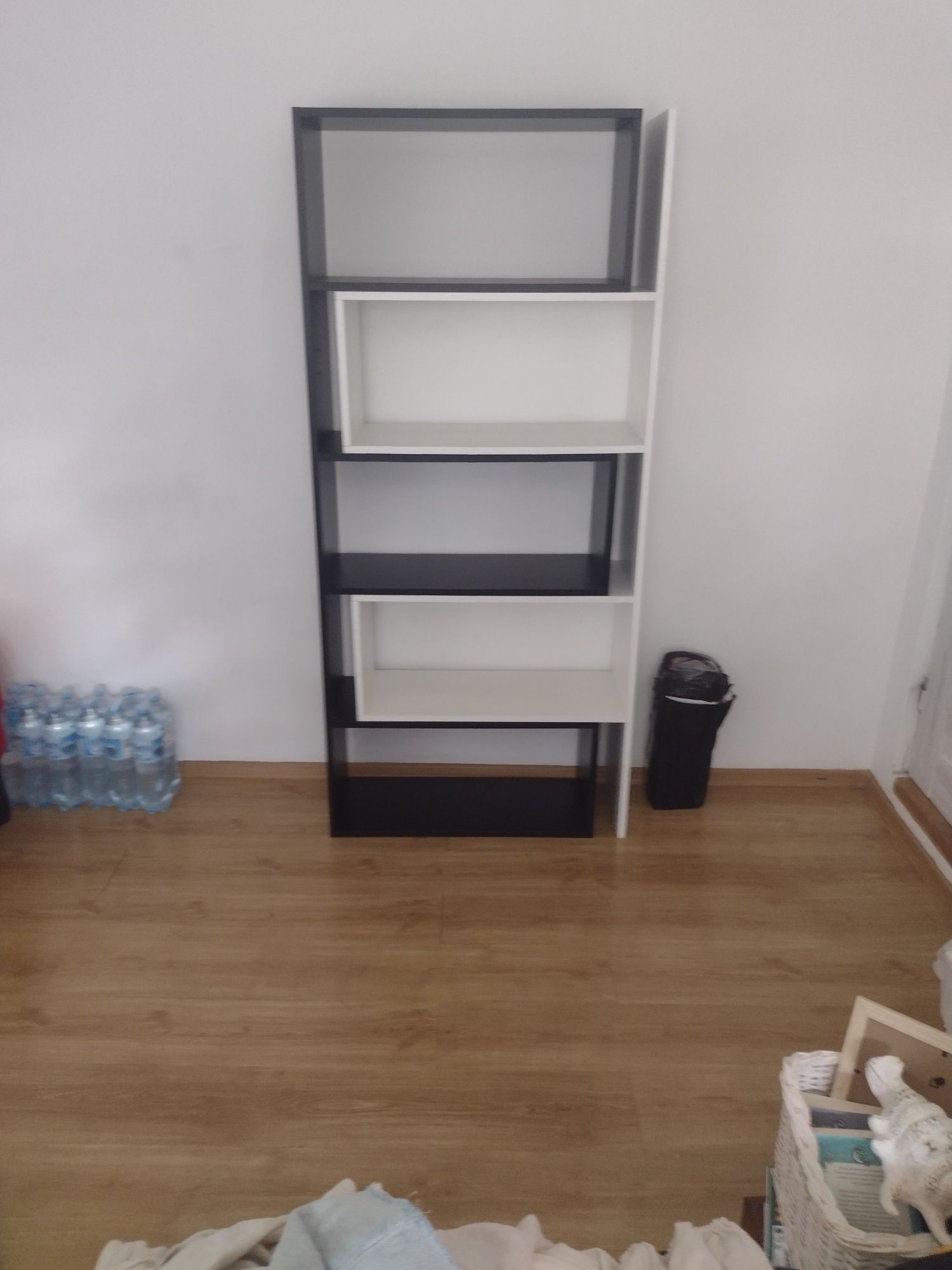 Regał na książki i bibeloty