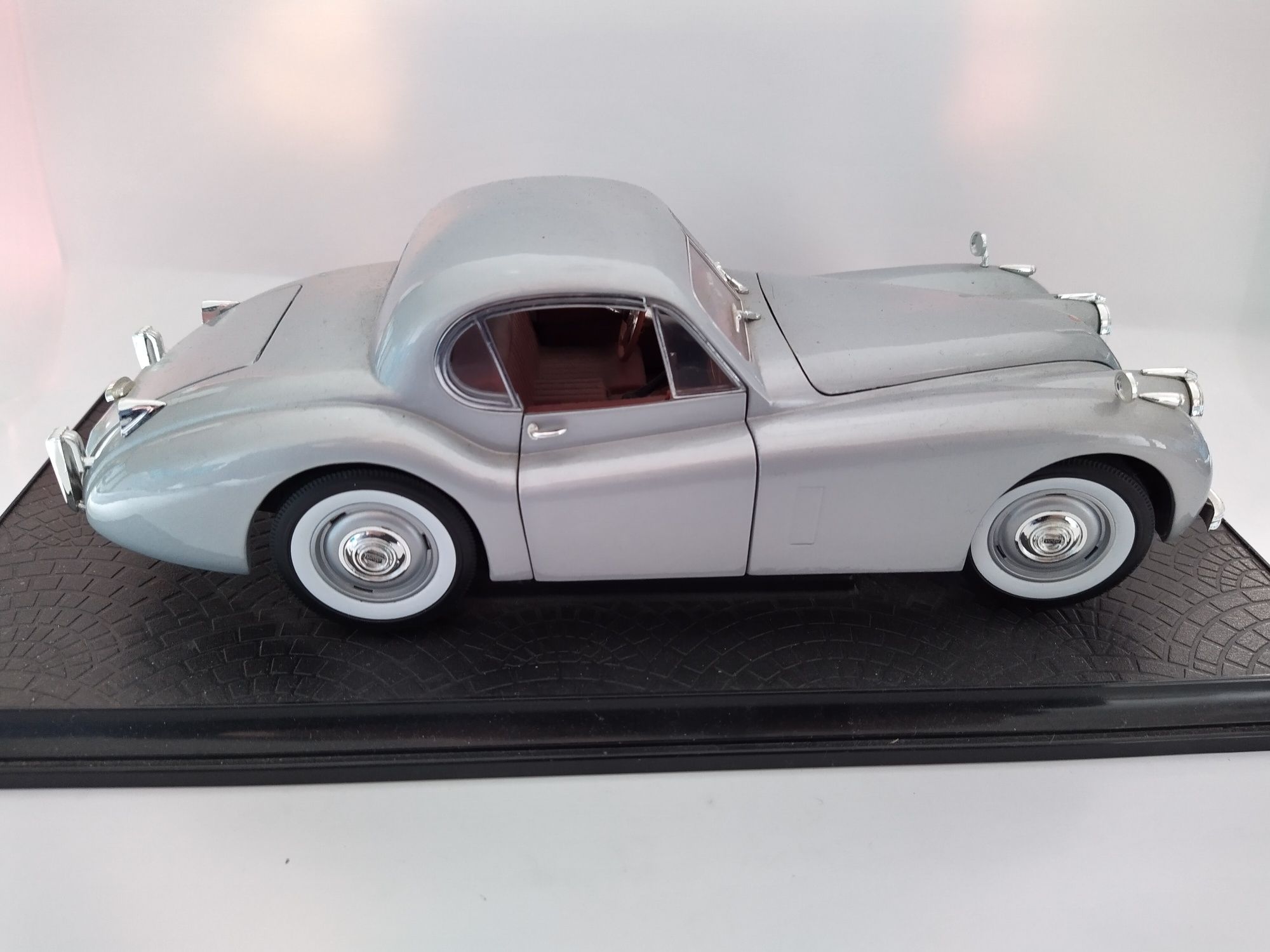 Jaguar XK8 120 49r Skala 1:18 Road Signature