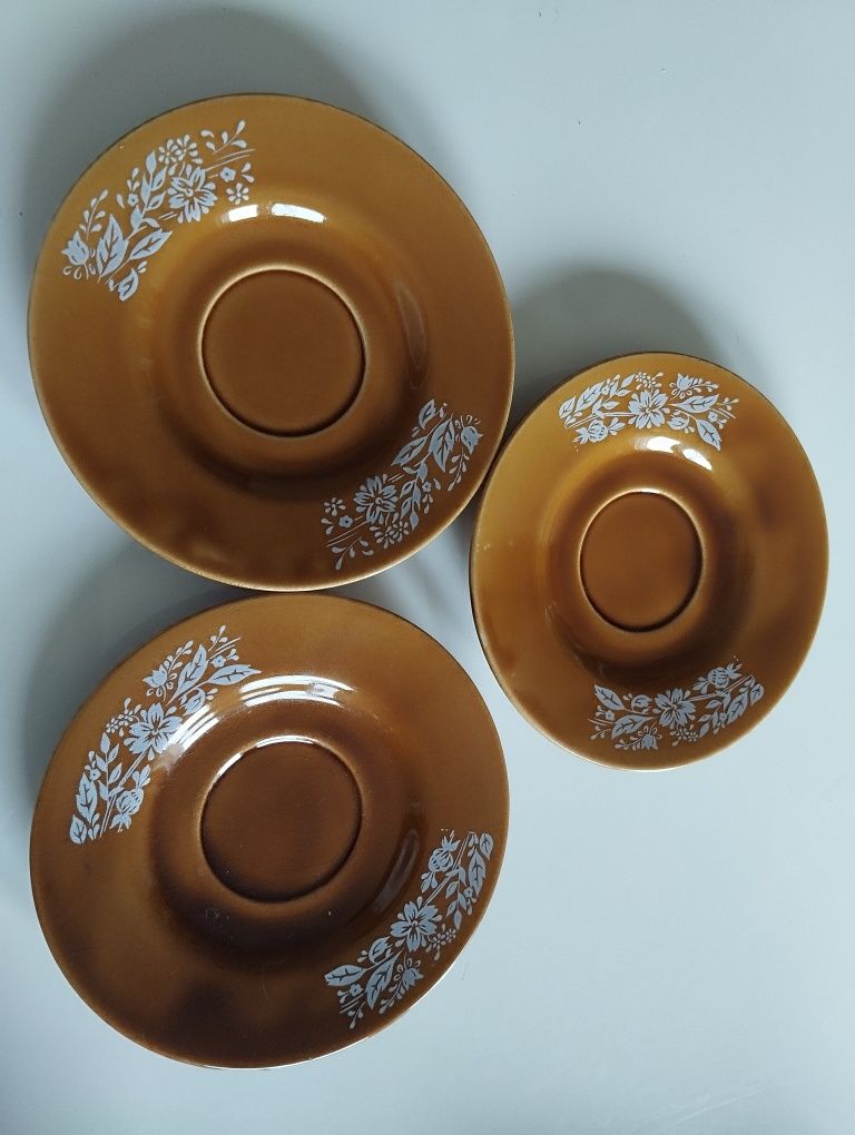 Spodki, podstawki z bialym zdobieniem, porcelit,  Tułowice