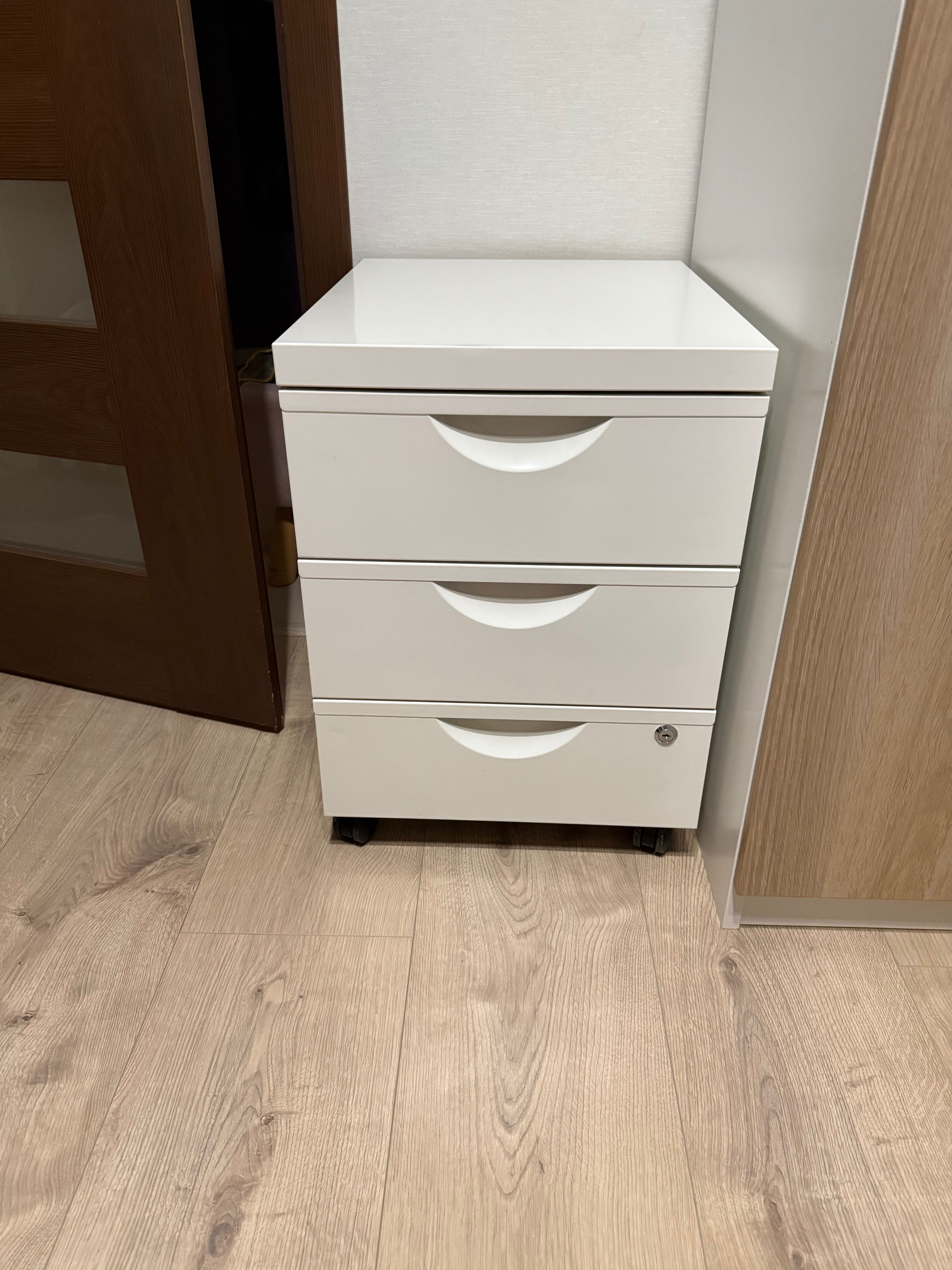 Kontenerek pod biurko z szufladami Ikea