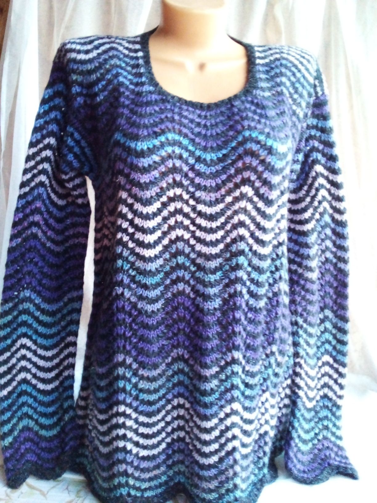 Женский свитер ручной работы с волнистым узором
