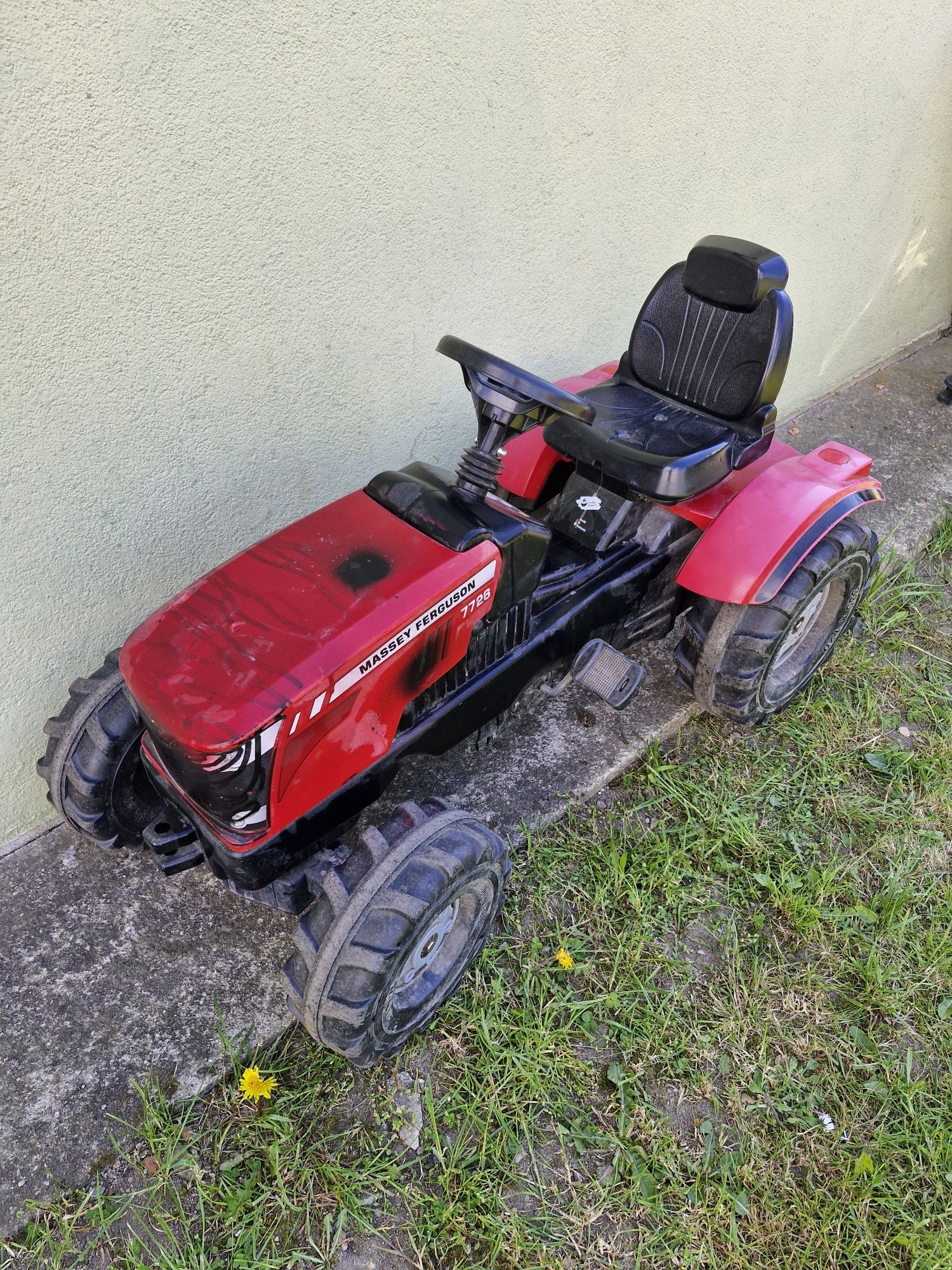 Traktor Ferguson dla dzieci z pedałami, gratis śmieciarka Bruder