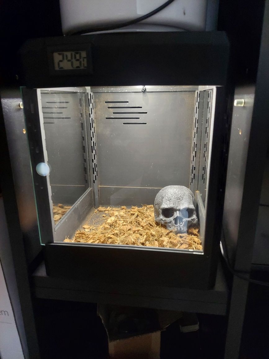 Sprzedam terarium z oświetleniem led
