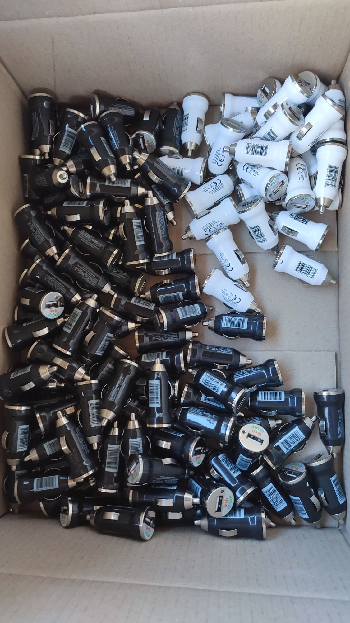 USB зарядное от прикуривателя.