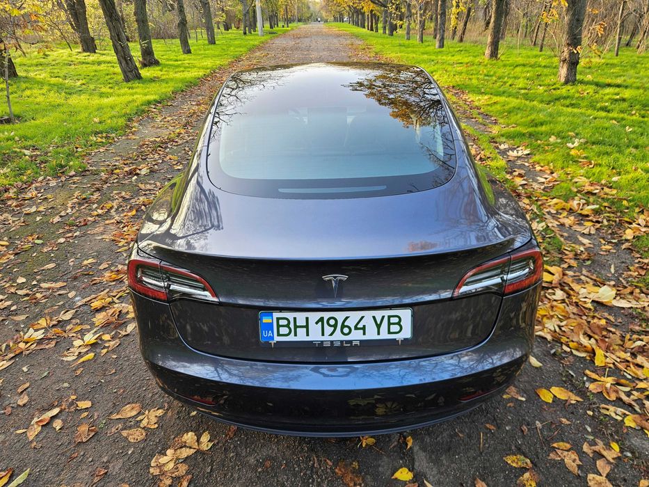 Продам Tesla Model 3  2023р. у відмінному стані