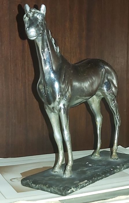 Cavalo em estanho muito antigo estátua