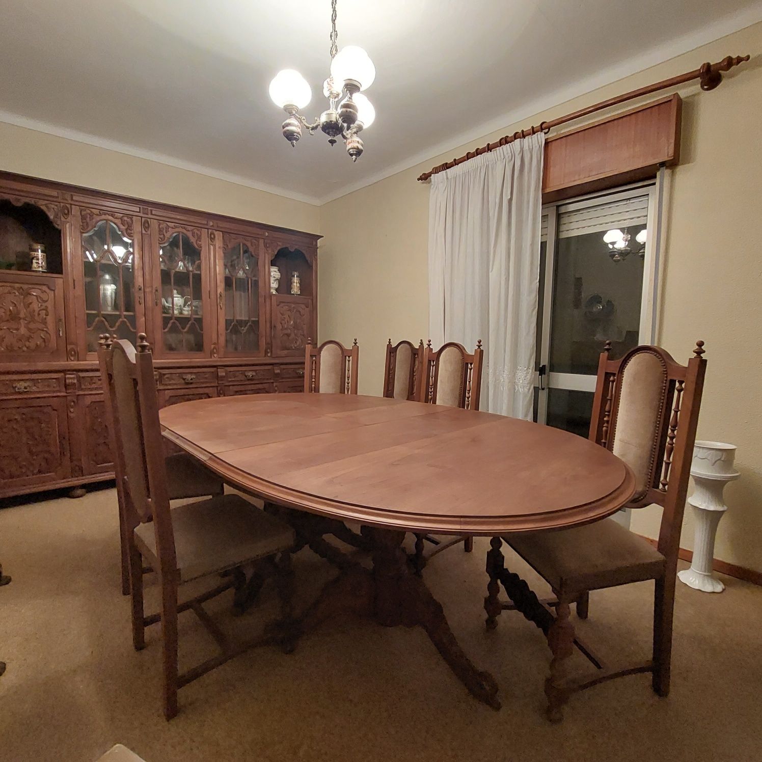 Mesa de sala de jantar com 8 cadeiras