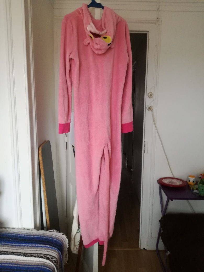 Pijama Pink Panther tamanho Médio. Fecha de alto a baixo com fecho écl