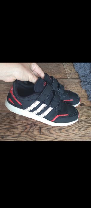 Czarne chłopięce buty marki adidas na rzepy