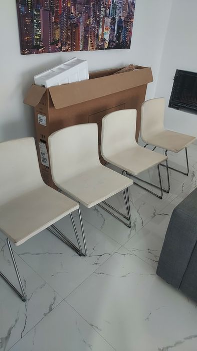 Cadeiras em pele bege ikea