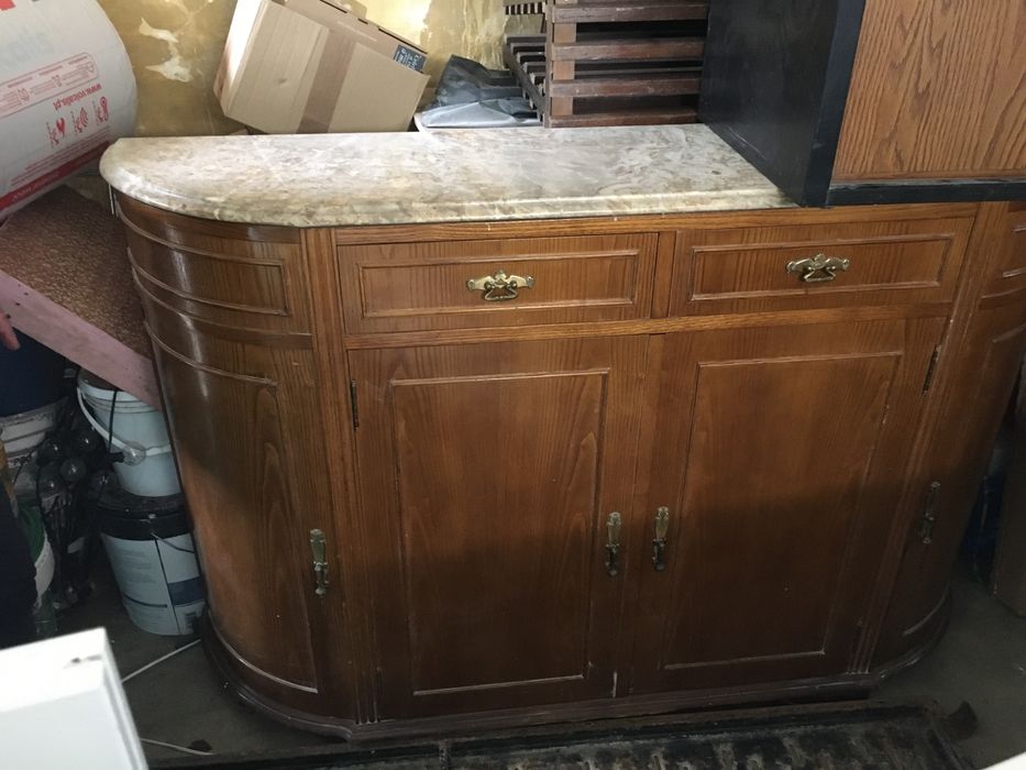 Sideboard em madeira com tampo de marmore
