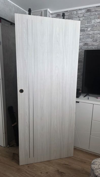 Drzwi przesuwne wraz z prowadnicą