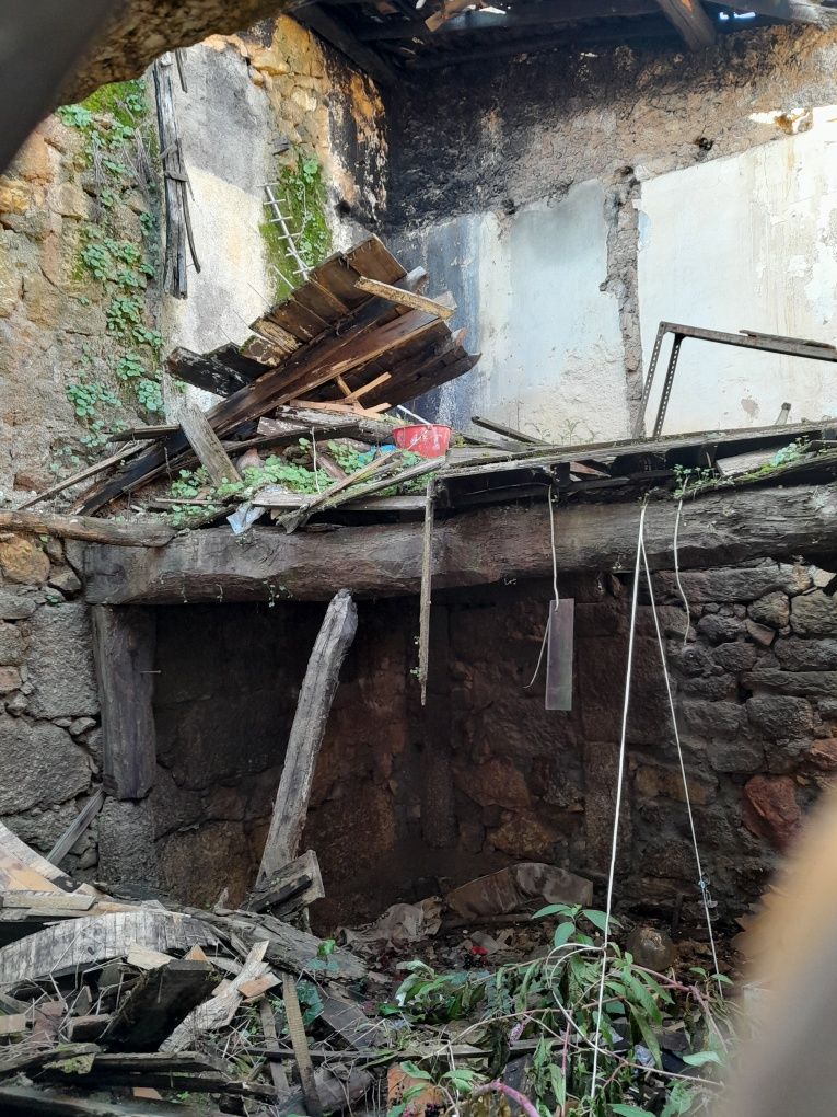 Moradia T2 para reconstrução em Ferro - Covilhã - Reservado