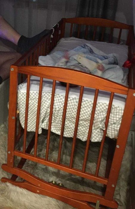 Łóżeczko dziecięce w kolorze drewnianym z funkcją kołyski. Rybnik.