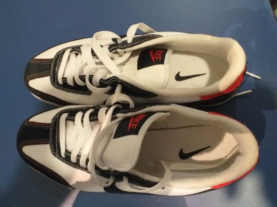 Tenis Nike brancos e pretos