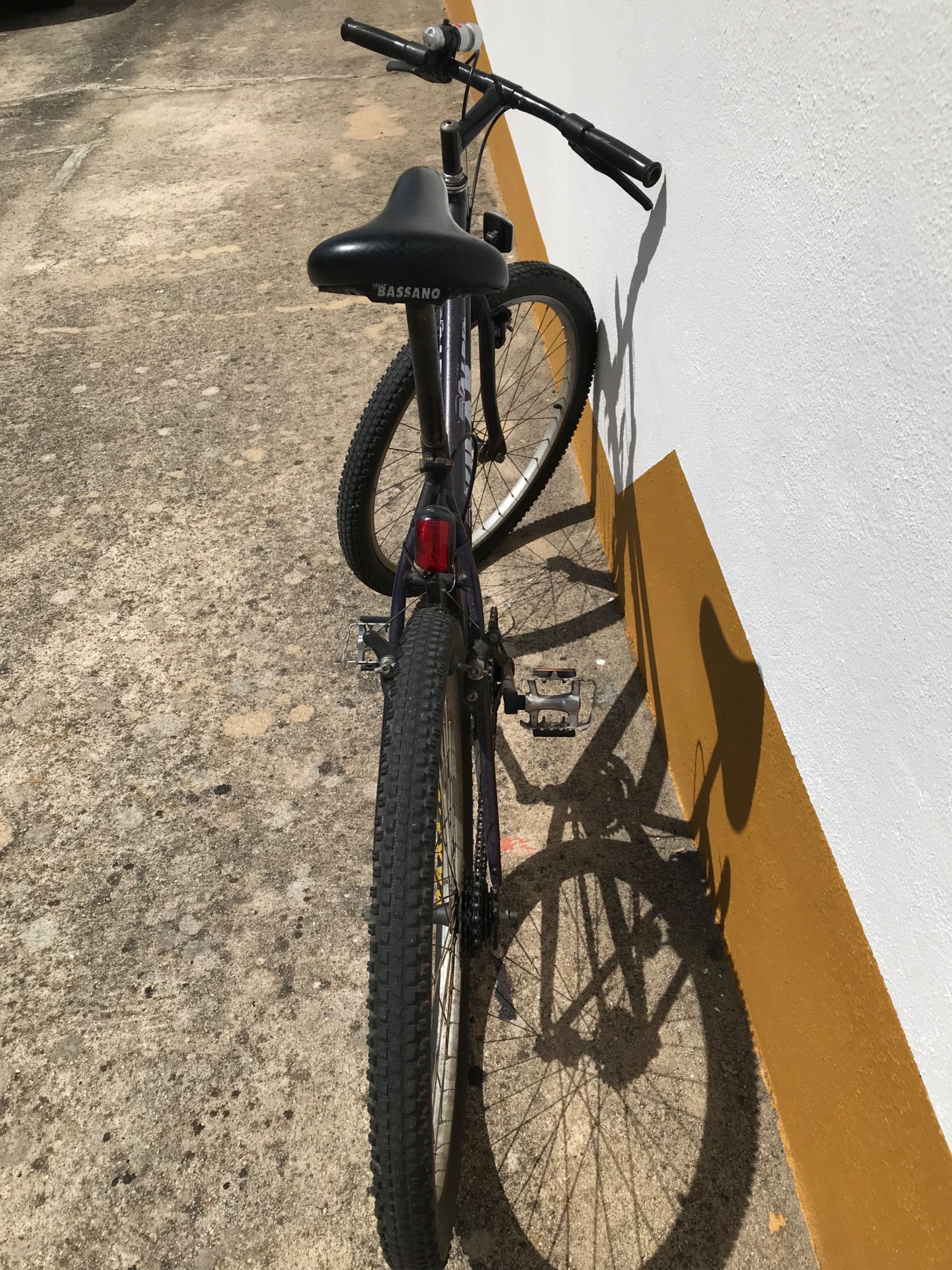 Bicicleta para desocupar. Não tem mudanças.