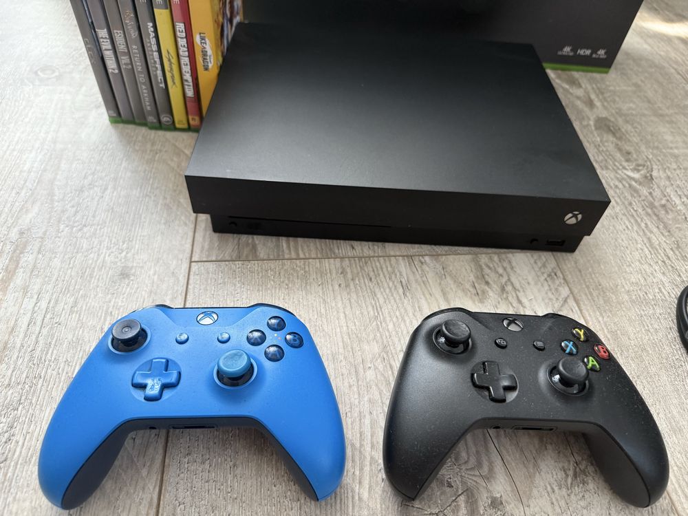 Xbox one x 1 TB, 2x pady, kinect, 8 gier