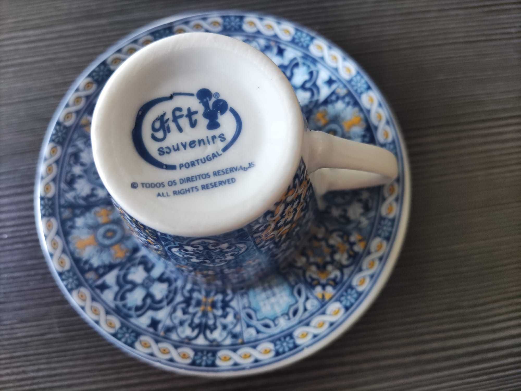 Komplet 2 filiżanki ze spodkami. Deseń w azulejos. Prosto z Portugalii