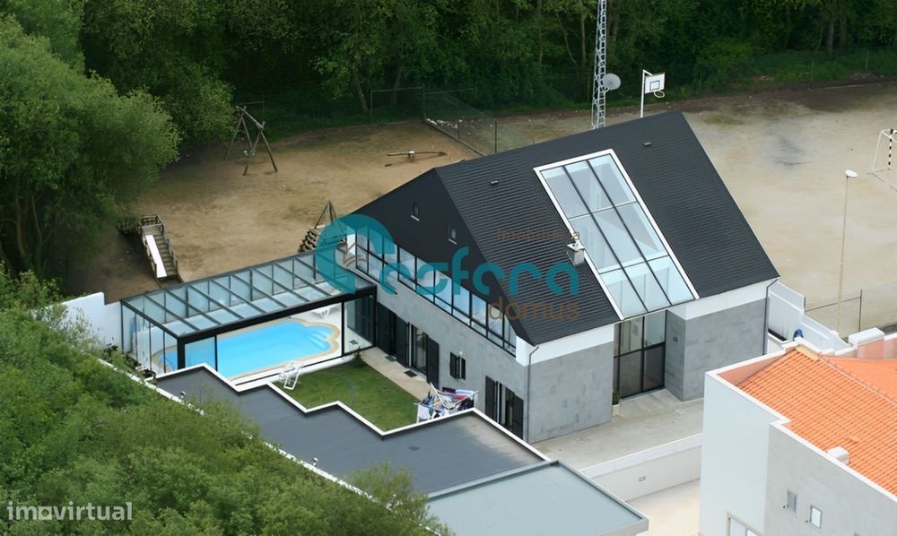 Moradia T5 com Piscina Coberta e Apartamento Independente em Aveleda,