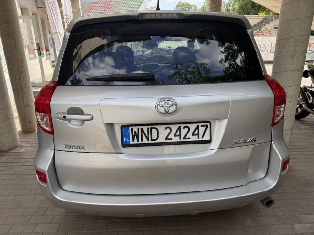 TOYOTA RAV 4 srebrna wersja executive