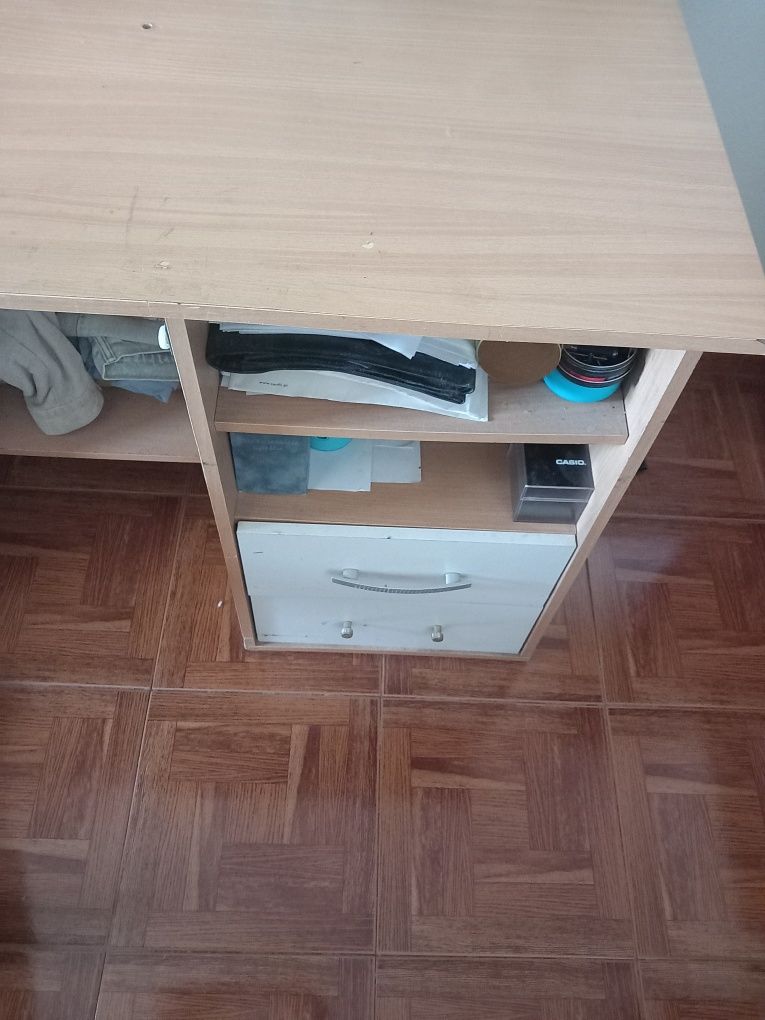 Secretária vendo à melhor oferta