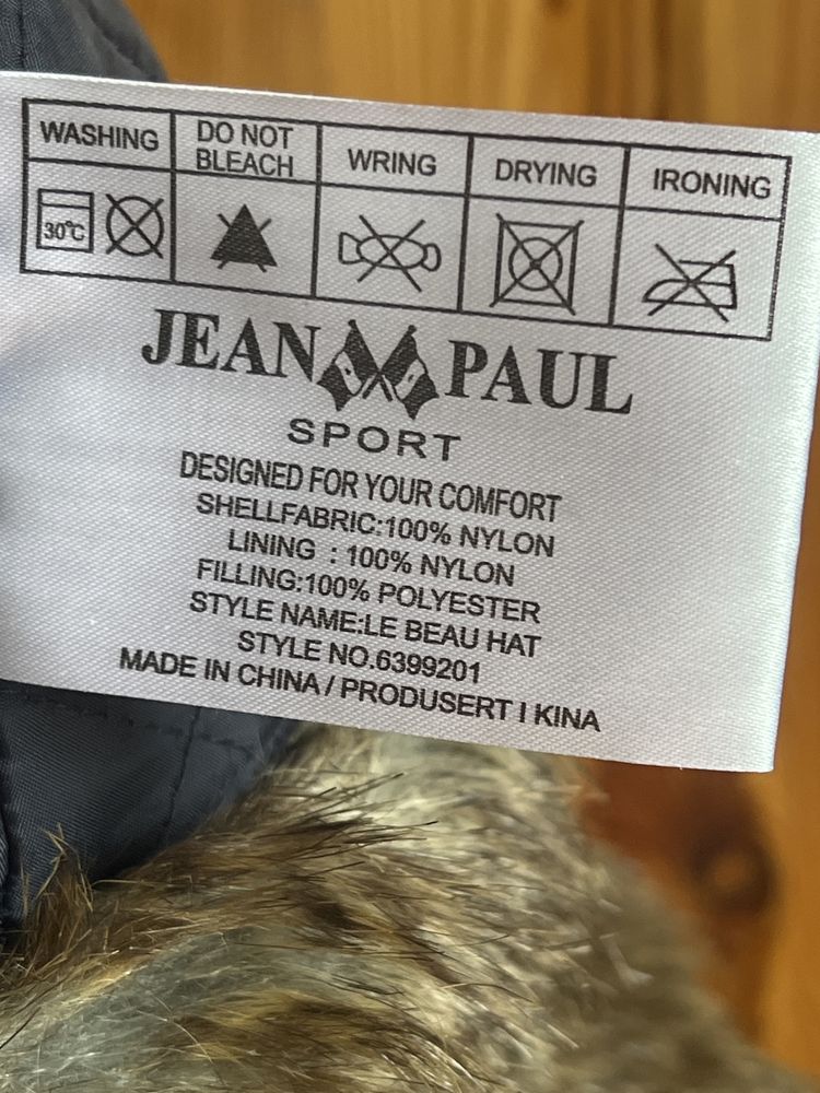 Sprzedam czapkę uszatkę firmy JEAN PAUL rozmiar zmierzone 58-59 cm.