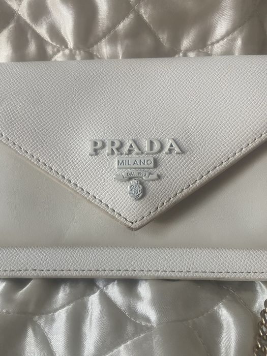 PRADA biala kopertowka na łańcuszku