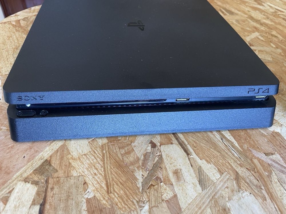 PS4 Slim com base de ventilação e carregamento