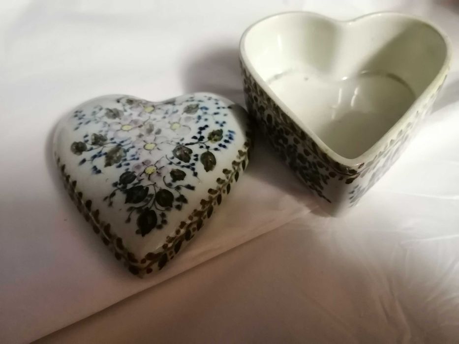 Caixa com tampa em faiança - Soares dos Reis (Gaia)