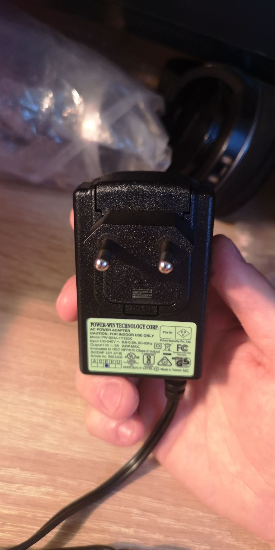 Блок питания 12V 2A высокого качества.