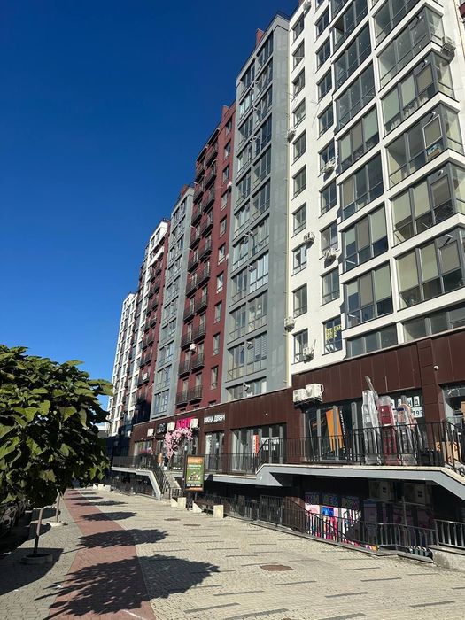 Продаж 1 км квартири поруч з центром