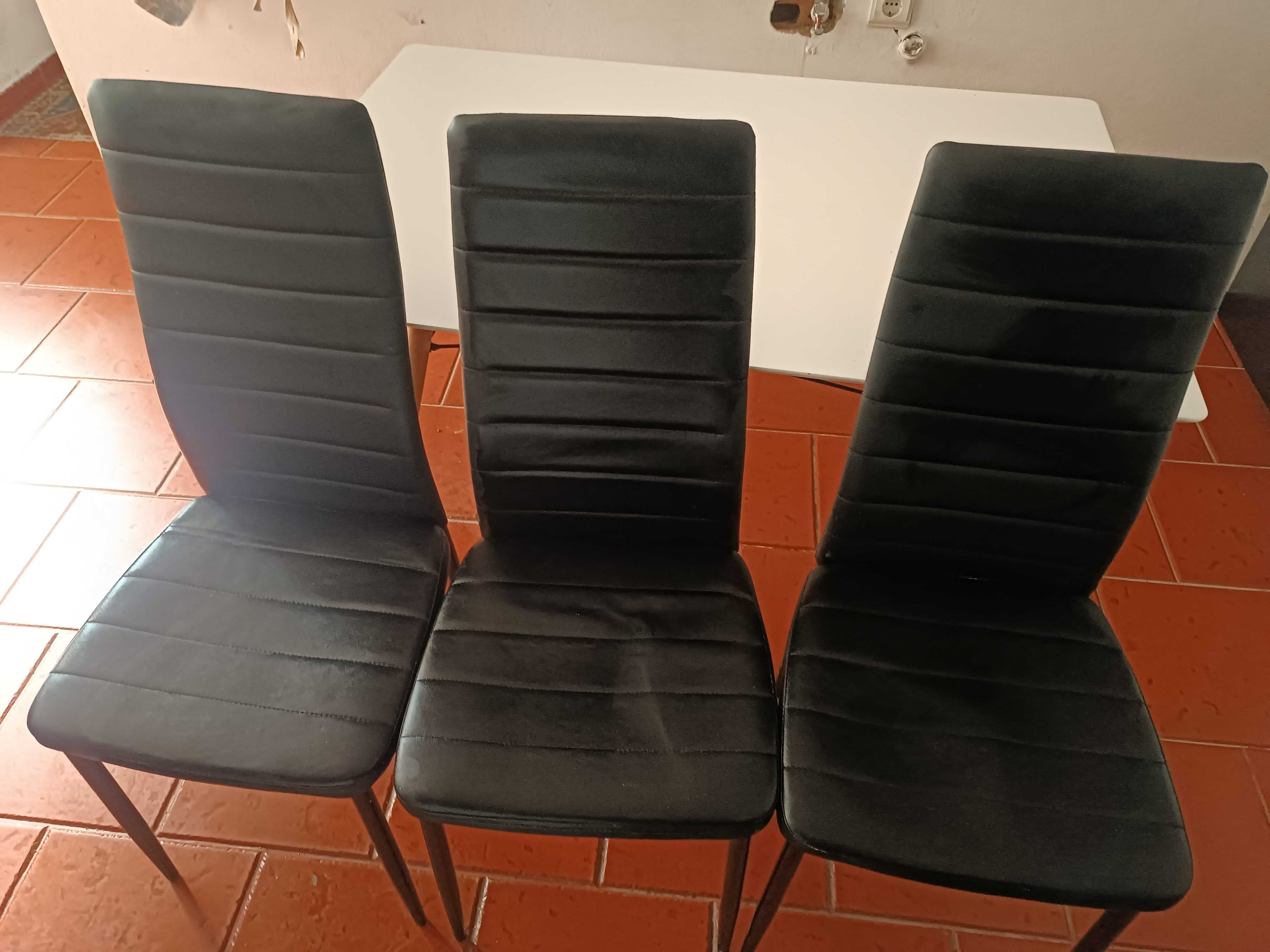 Mesa com cadeiras 100 €