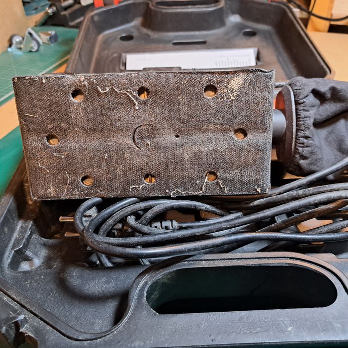 Lixadora da marca Black&Decker como nova com estojo. 220W.