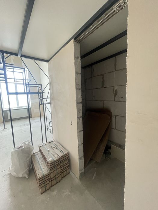 Продам дворівневу з чорновим ремонтом м. Академіка Павлова