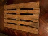 Mesa hecha de madera, fuerte y moderna