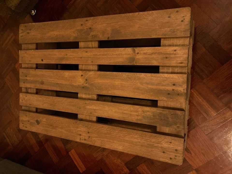 Mesa hecha de madera, fuerte y moderna