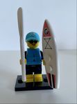 Figurka LEGO col21-1 Surferka (CMF Series 21)