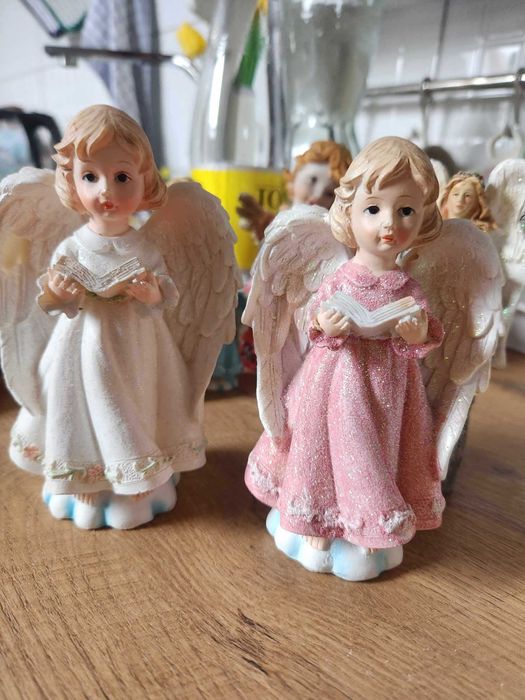 2 anioły czytające biały i różowy o wym. 14x8x7 cm